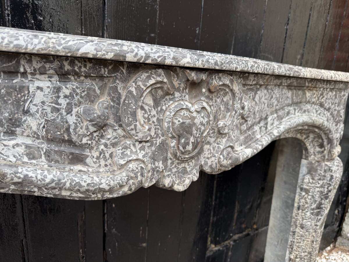 Cheminée Régence en marbre gris, Sainte-Anne, XVIIIe siècle
