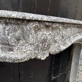 Cheminée Régence en marbre gris, Sainte-Anne, XVIIIe siècle