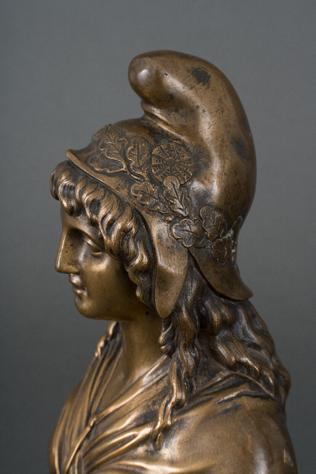 Bronze bust on shower stand XIXth representing Marianne Brown patina