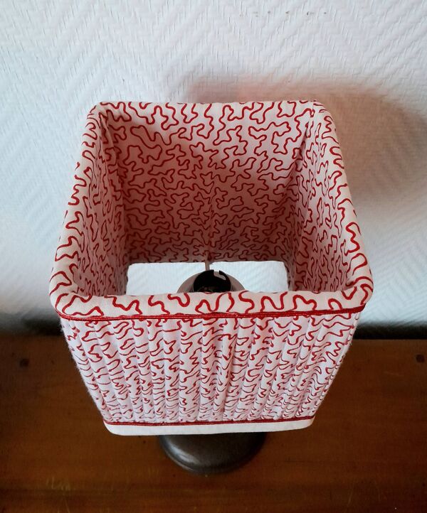 Lampe en bois art déco et abat-jour couture