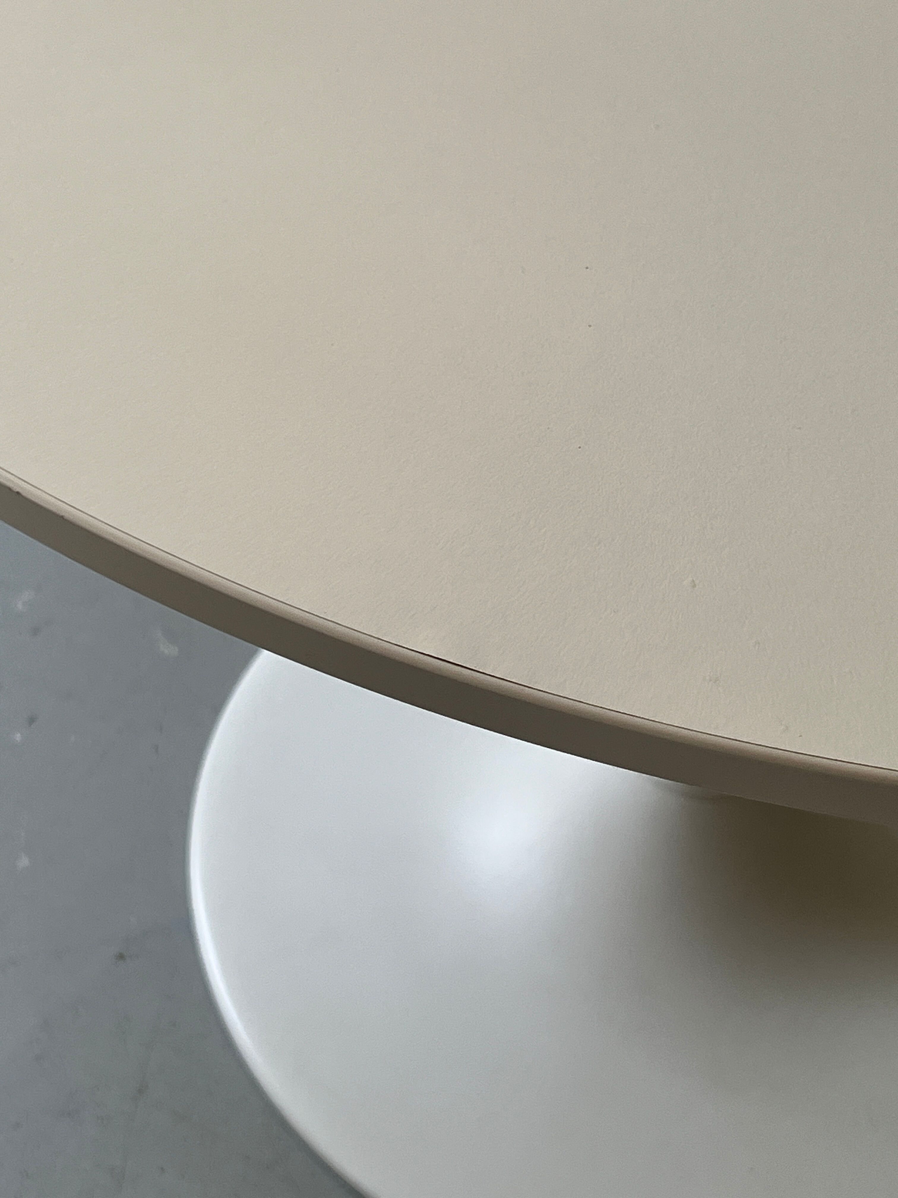 White tulip design round dining table