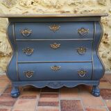 Curved chest of drawers