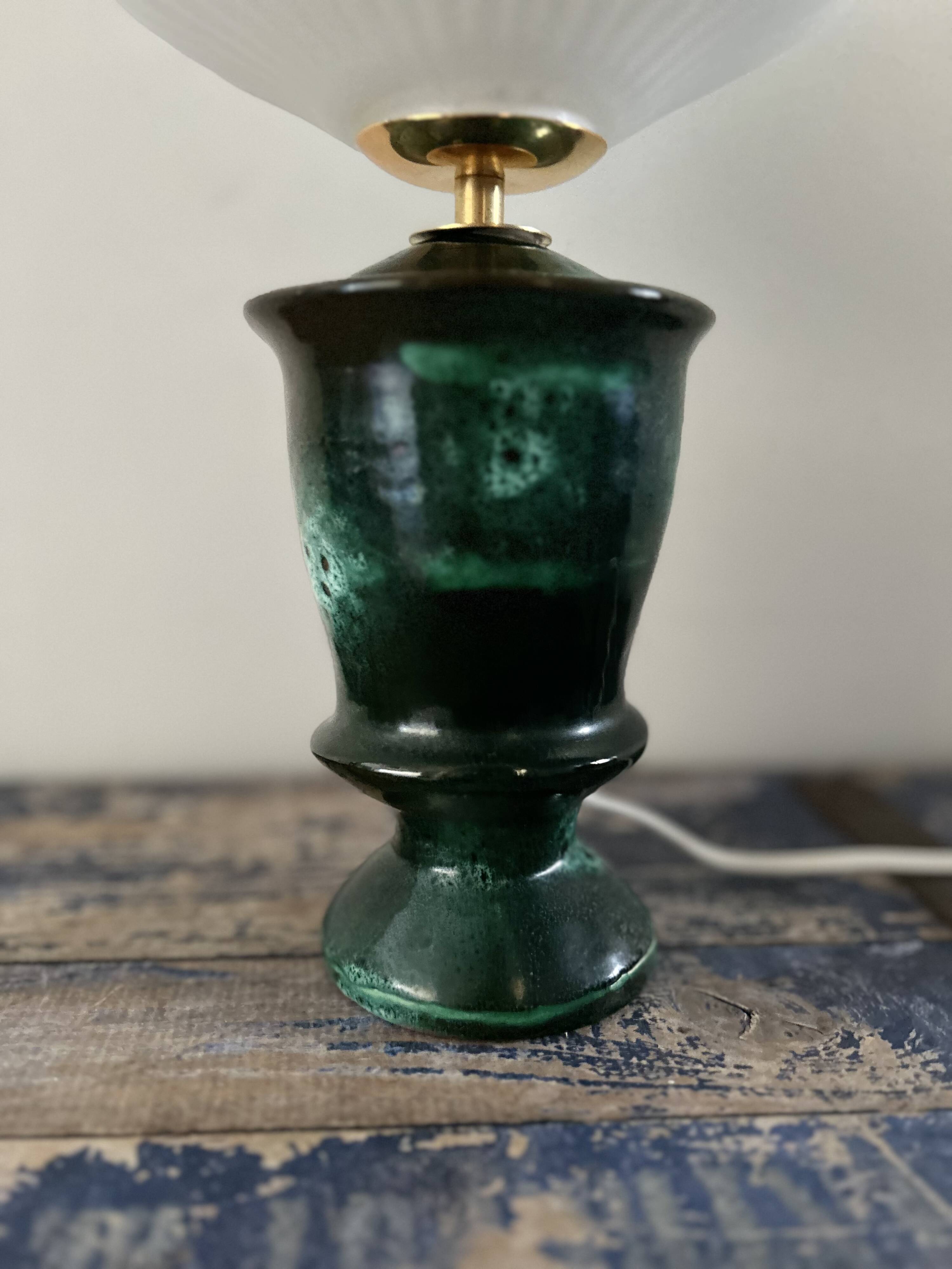 Geometric table lamp with pleated opaline shade