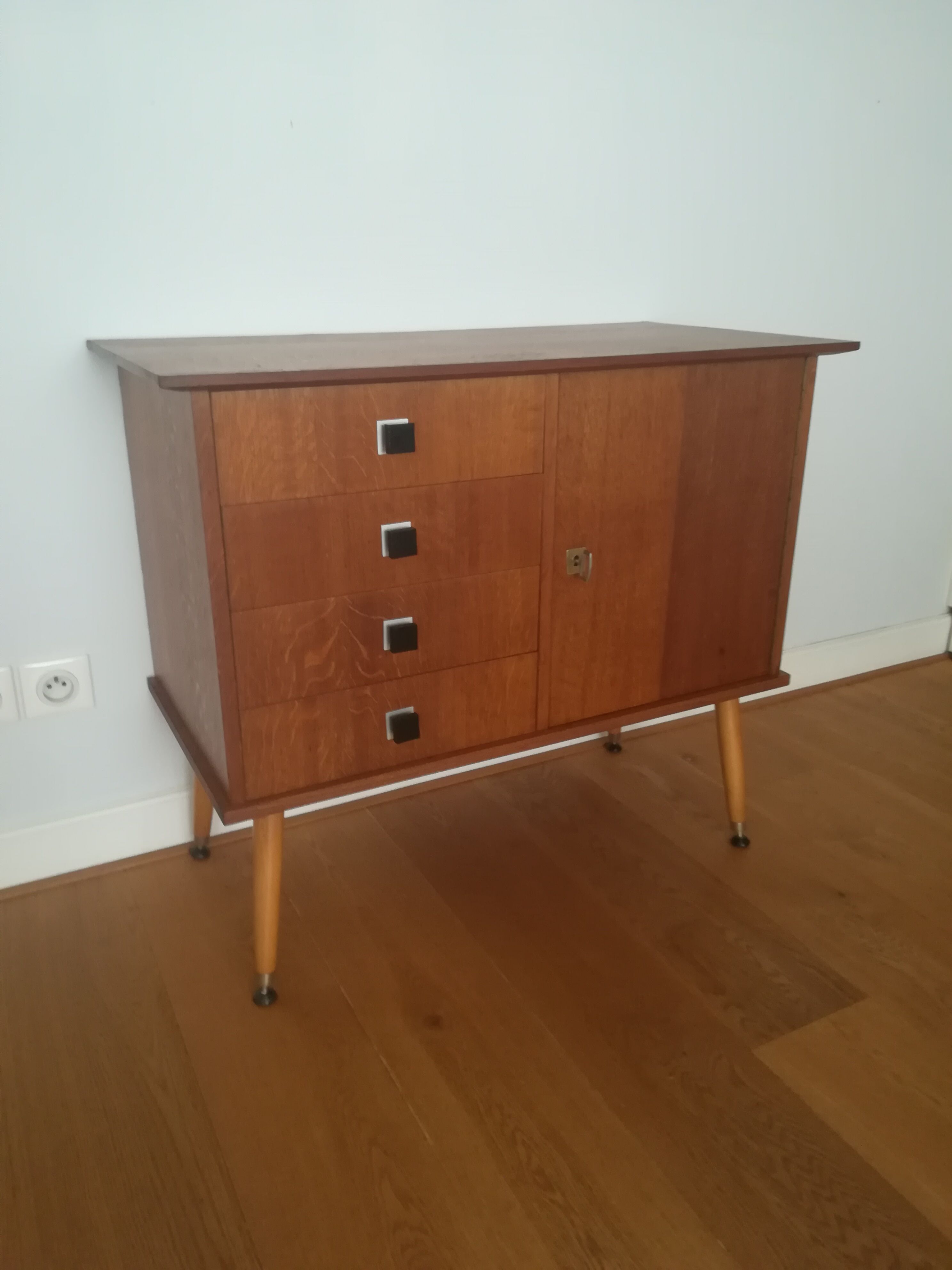 Sideboard / chest of drawers