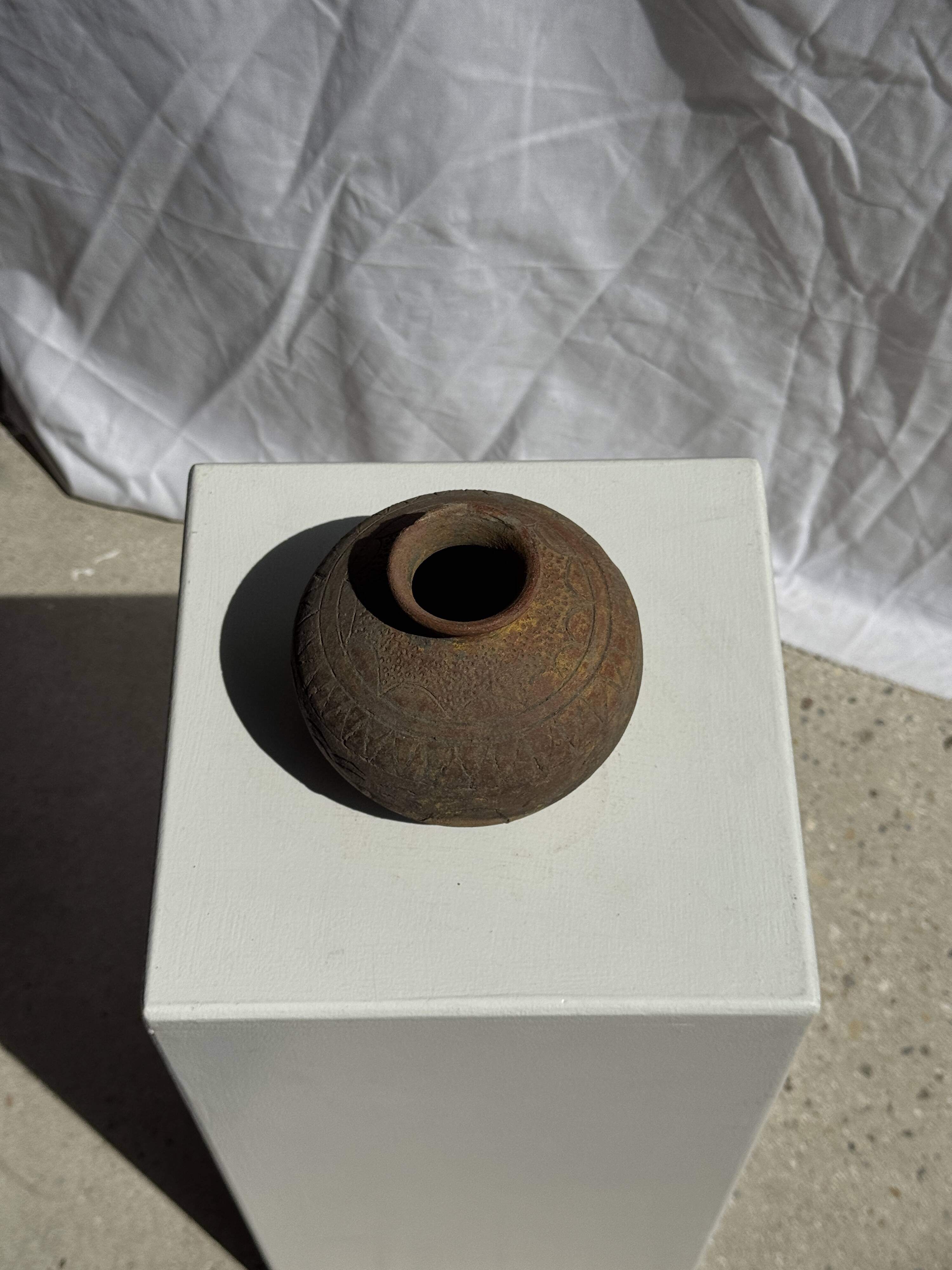 Small round ancient vase in engraved terracotta, Indonesian polychromy H10 D1