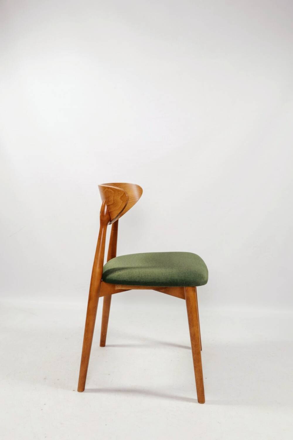 Scandinavian design dining room chairs in green velvet, set of 4