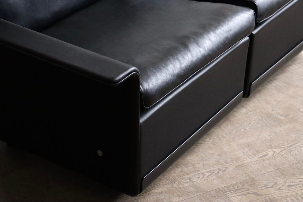 Dieter Rams Model 620 two seater sofa in black leather for Vitsoe, 1980s
