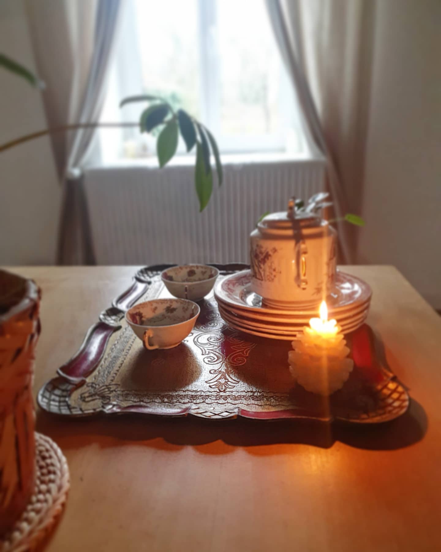 Venetian red and gold plateau