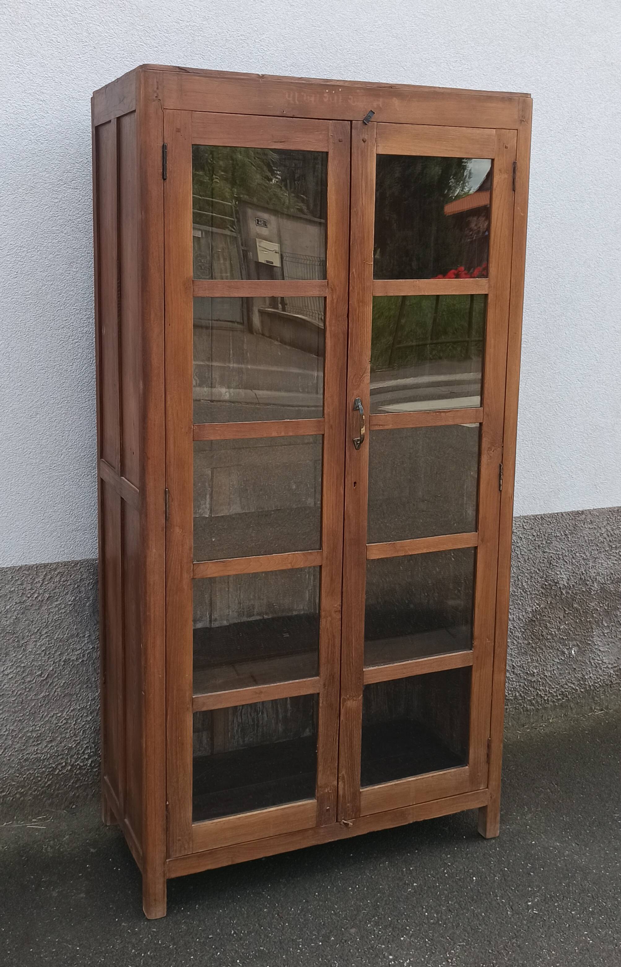Armoire vitrée en bois