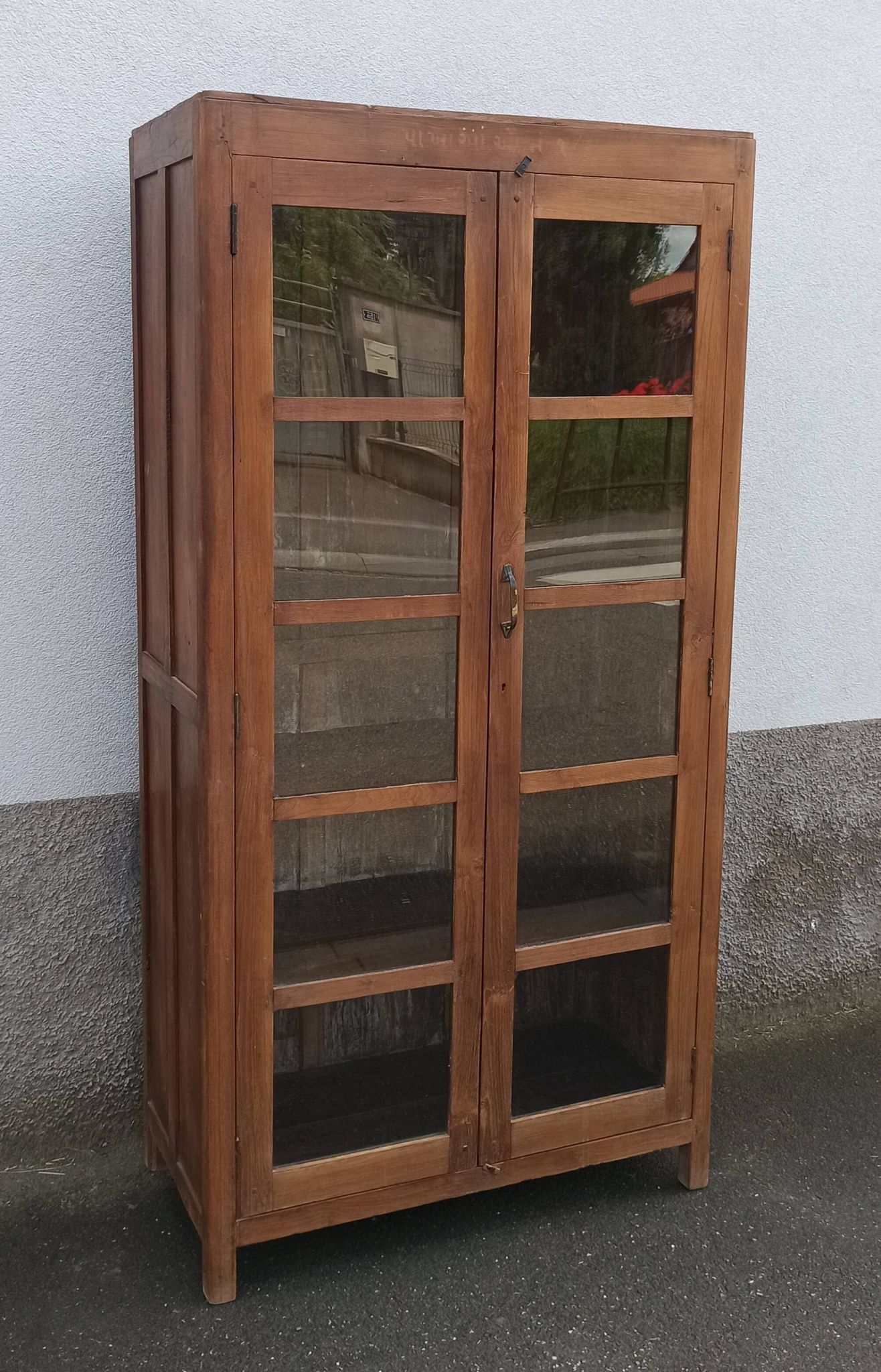 Armoire vitrée en bois