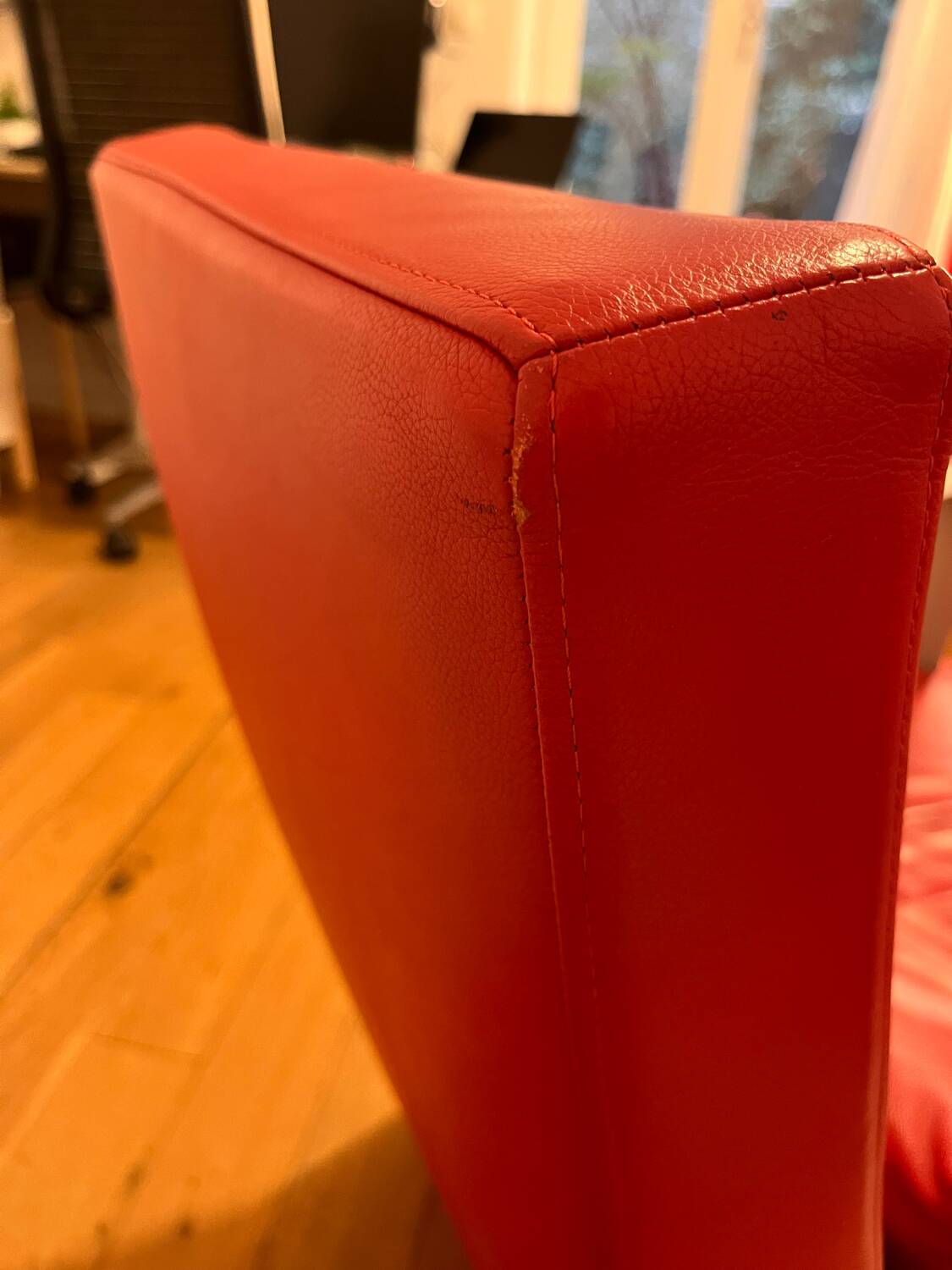 Rocking-chair en cuir rouge ligne roset