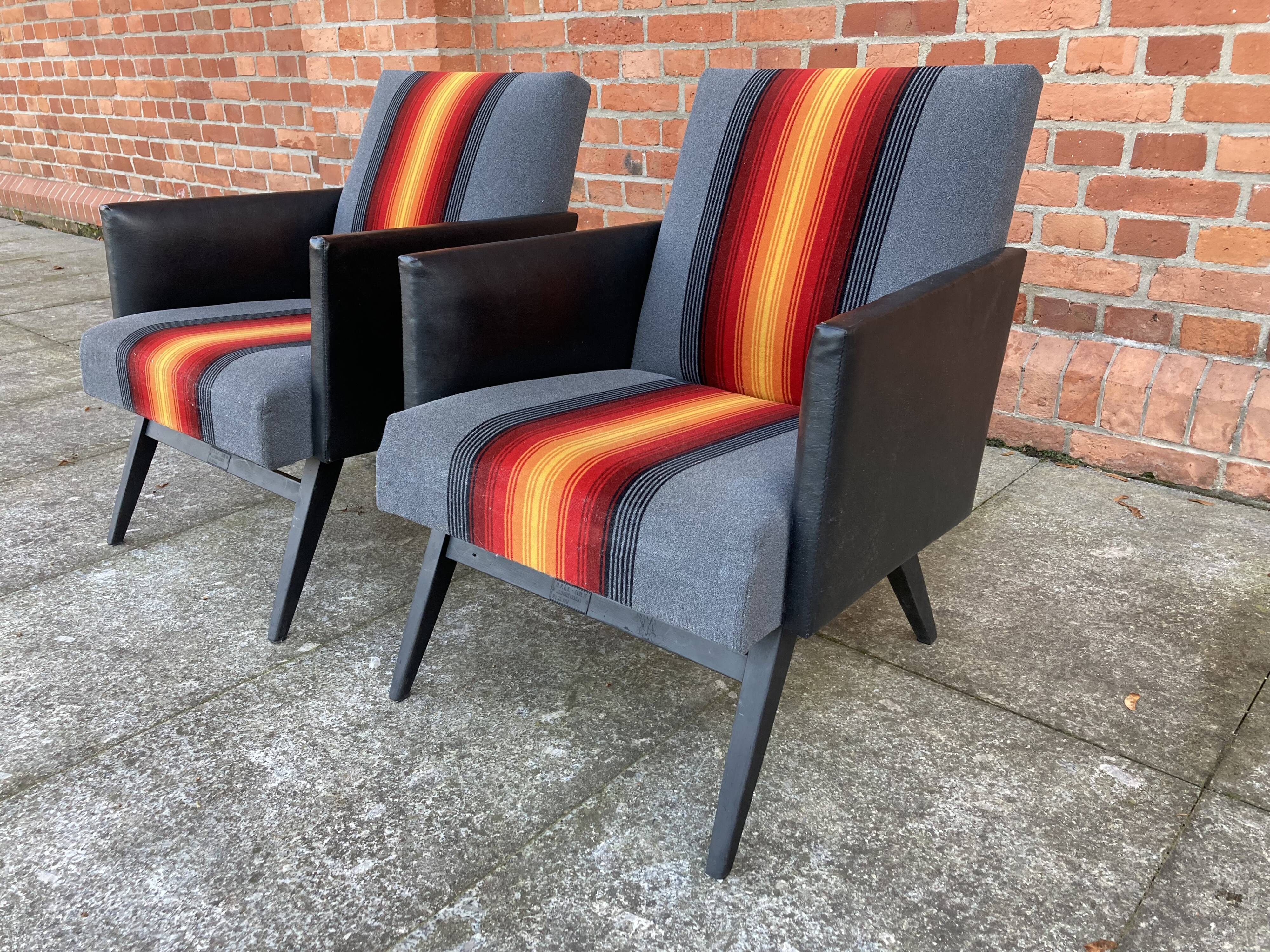 Paire de fauteuils "feu" des années 80