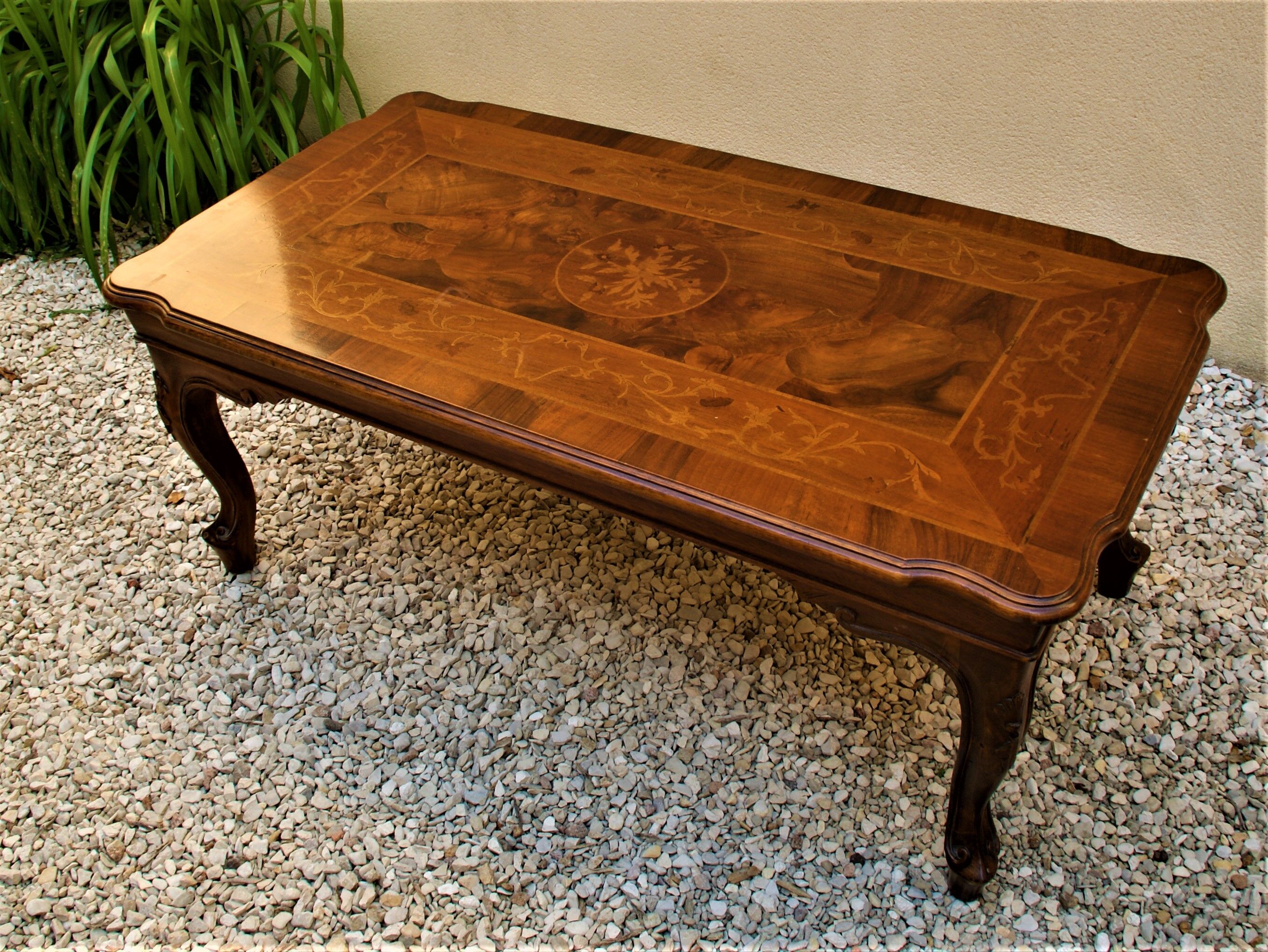 Italian wooden coffee table with marquetry inlaid top