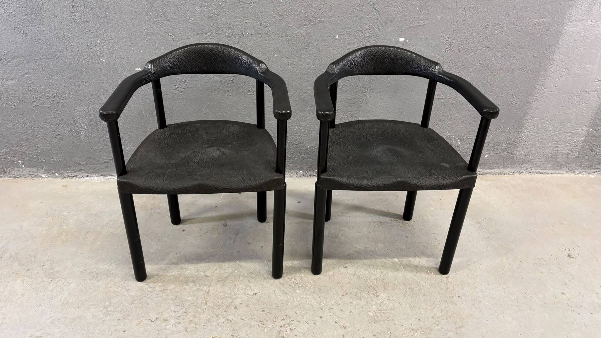 Paire de fauteuils postmodernes noirs, en plastique moulé, années 1980, Europe