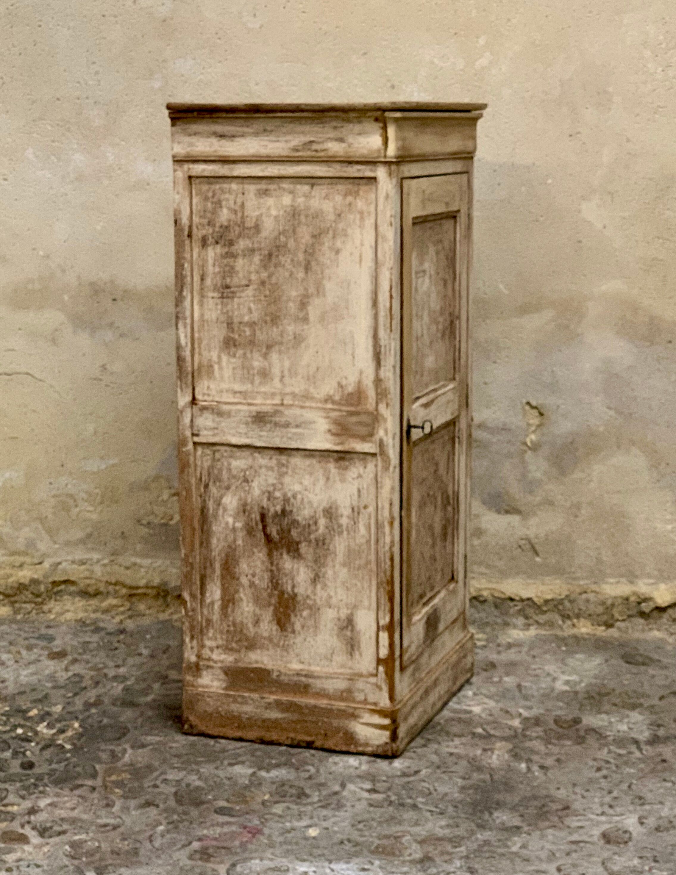 Bonnetière cabinet 1920