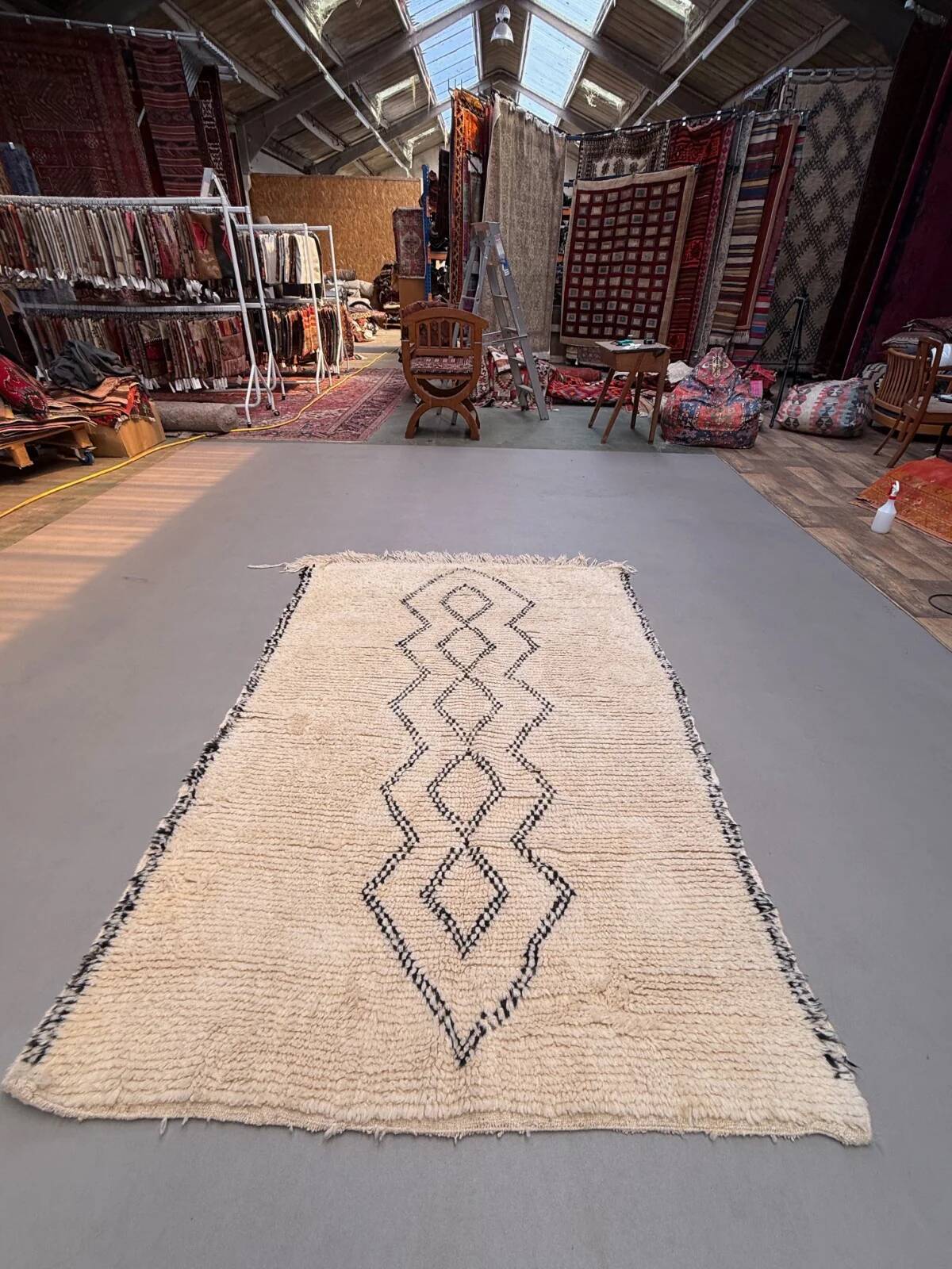 Tapis berbère marocain vintage Beni Ourain, Atlas, motif tribal, 200 x 142 cm, déstockage