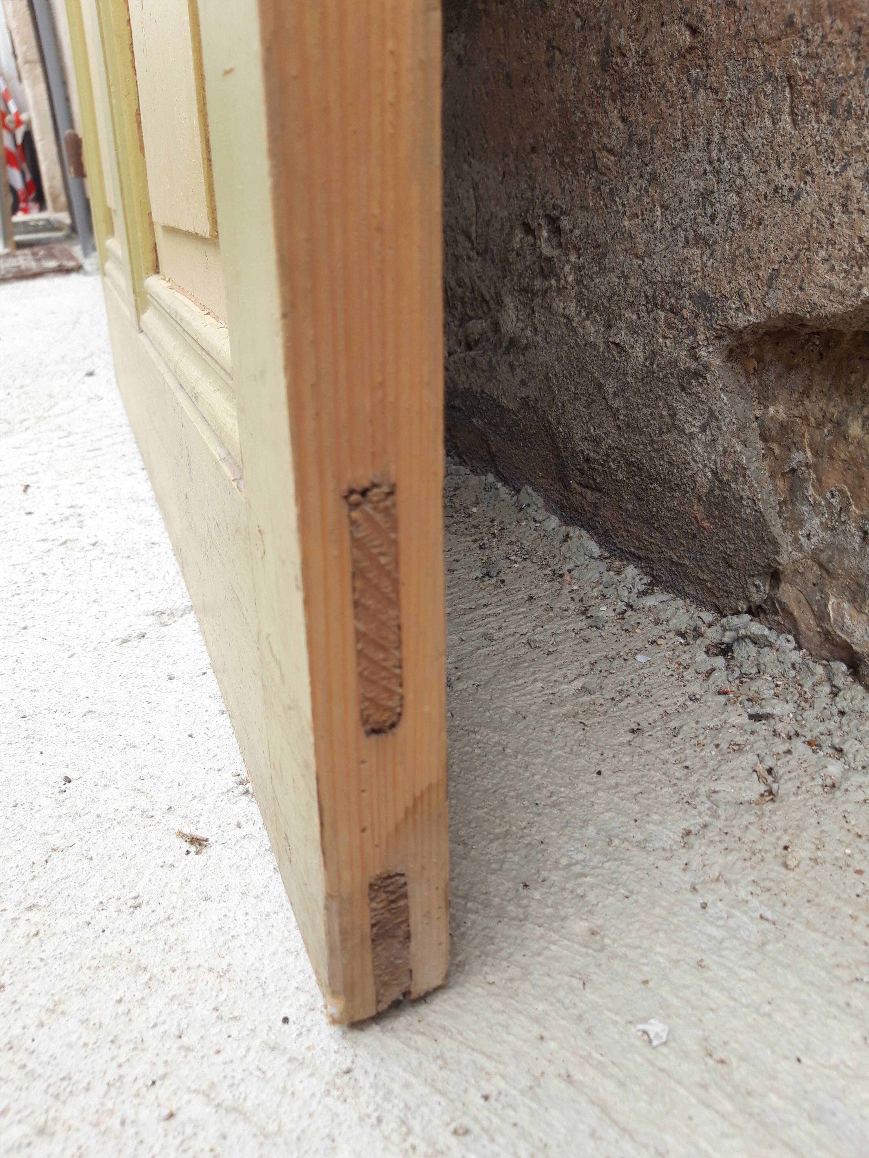 Ancienne porte de communication moulurée