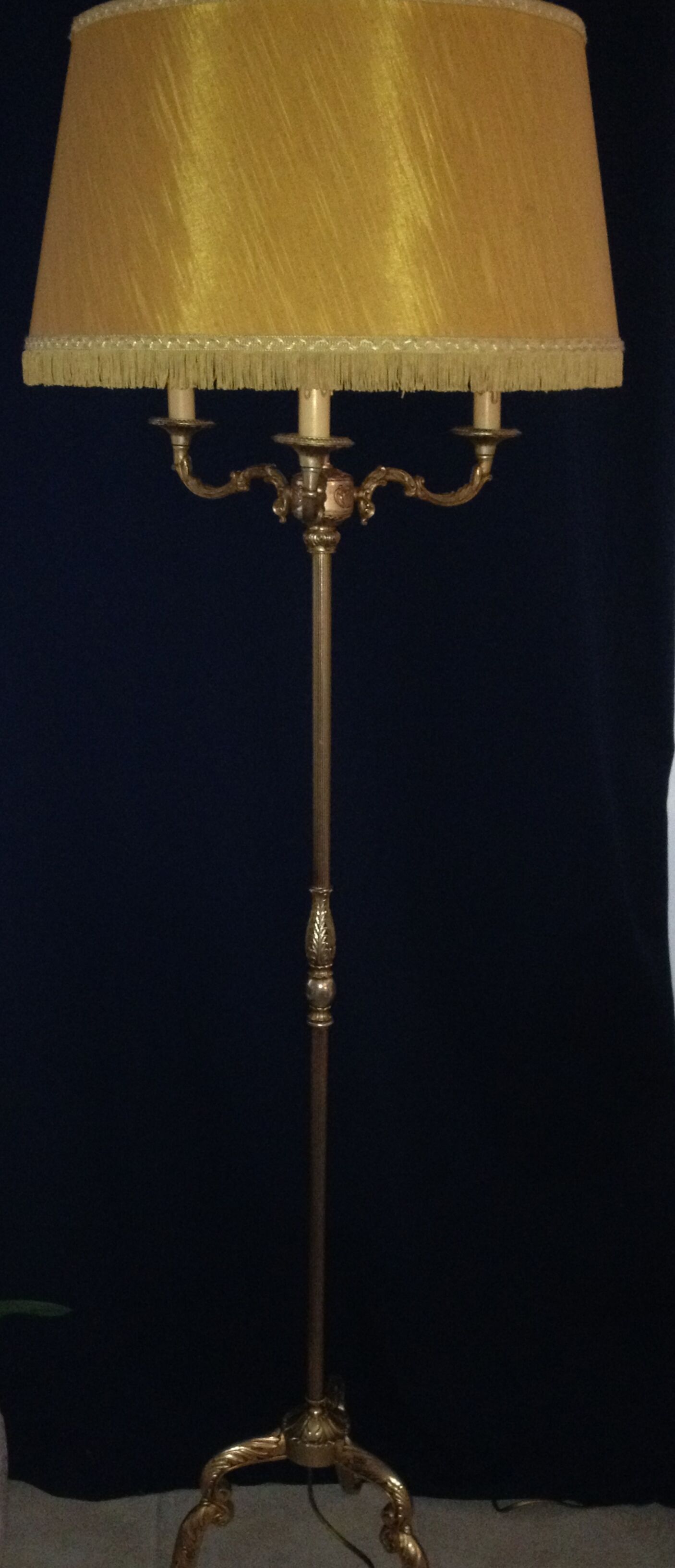 Bronze tripod lamppost