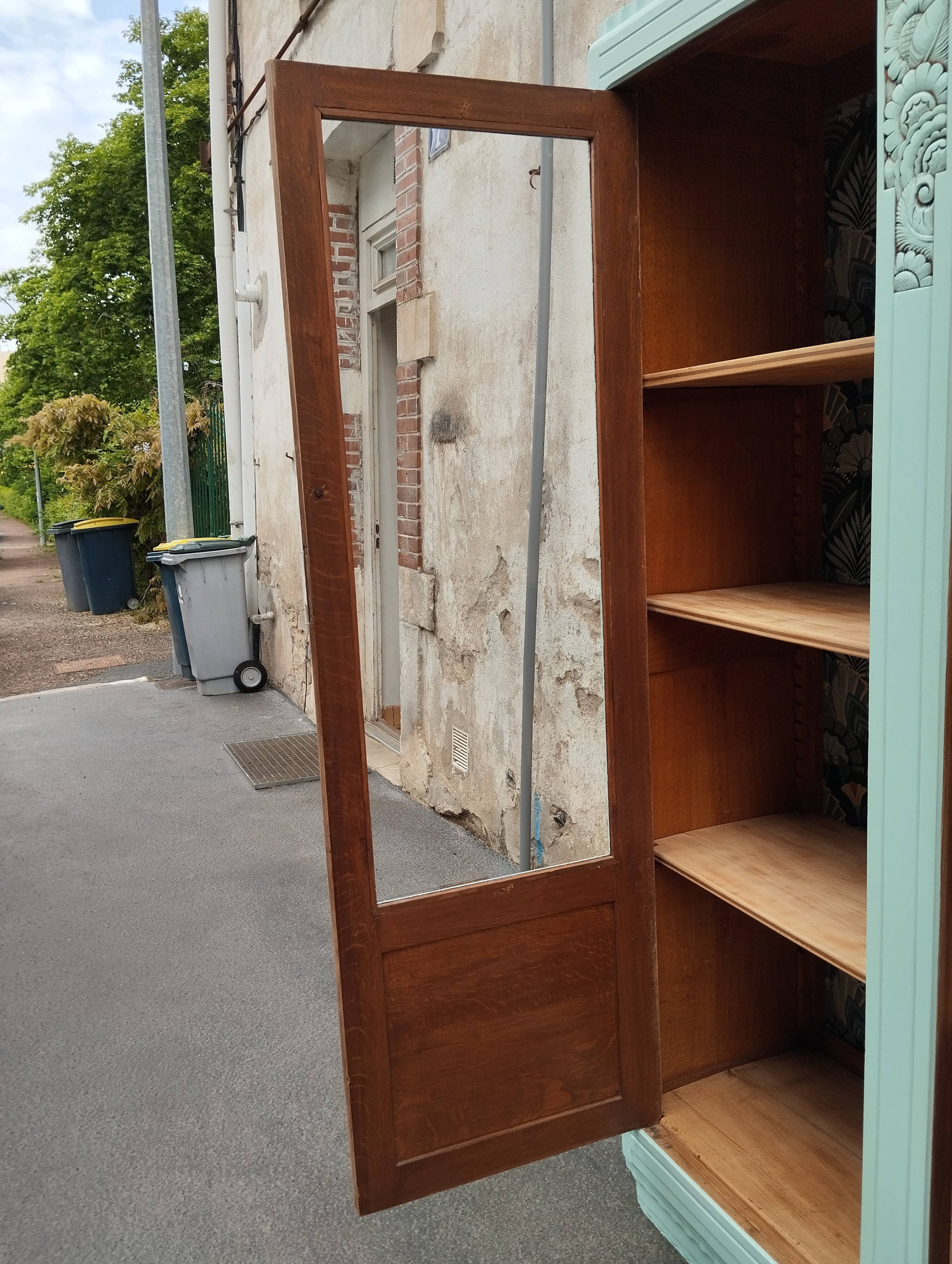 Parisian showcase cabinet year 30