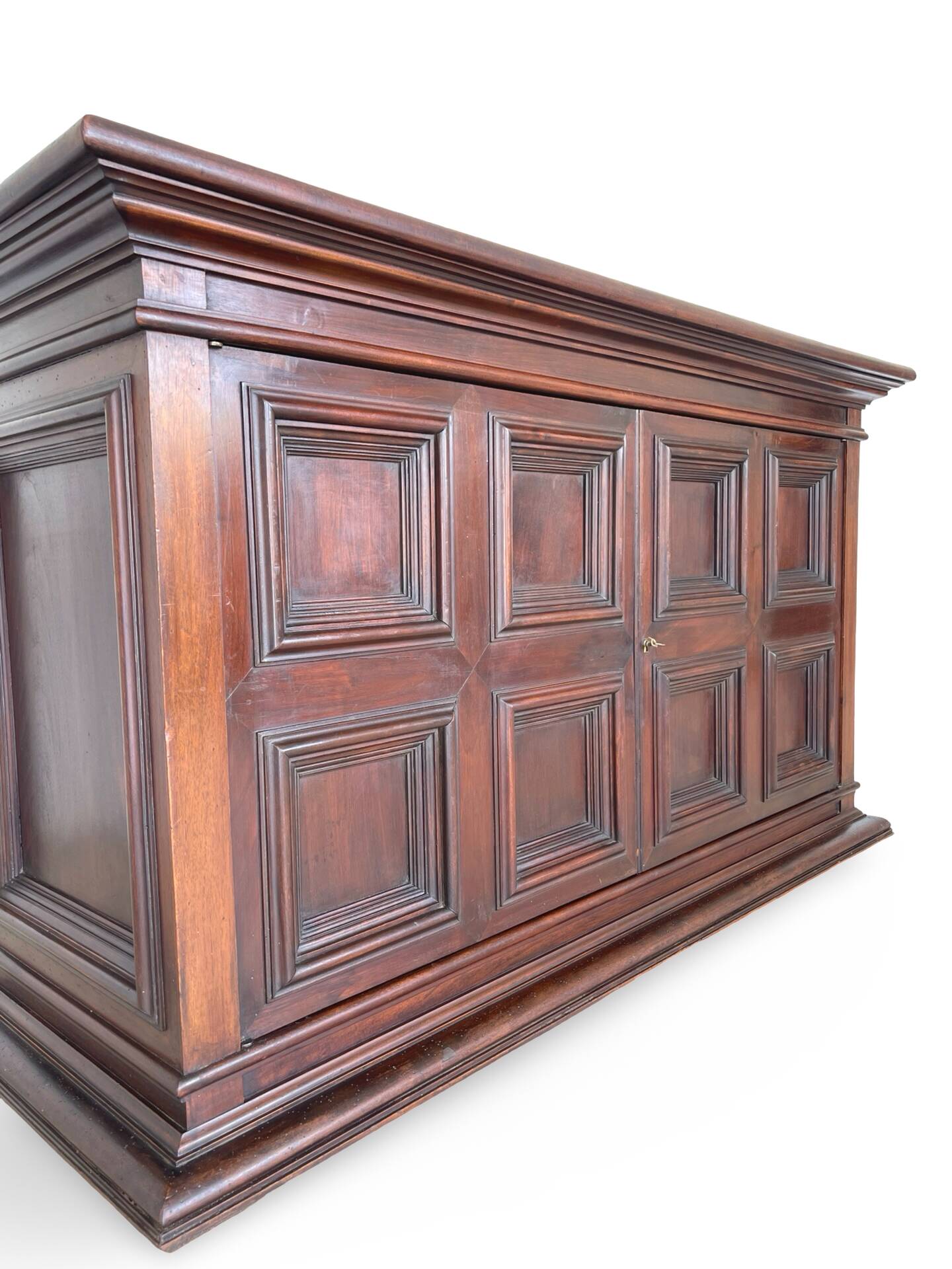 The high-quality Italian Renaissance Revival credenza, 1920s/1930s