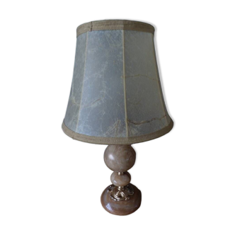 Lampe avec pied en pierres polies de couleur beige marron et son abajour en peau