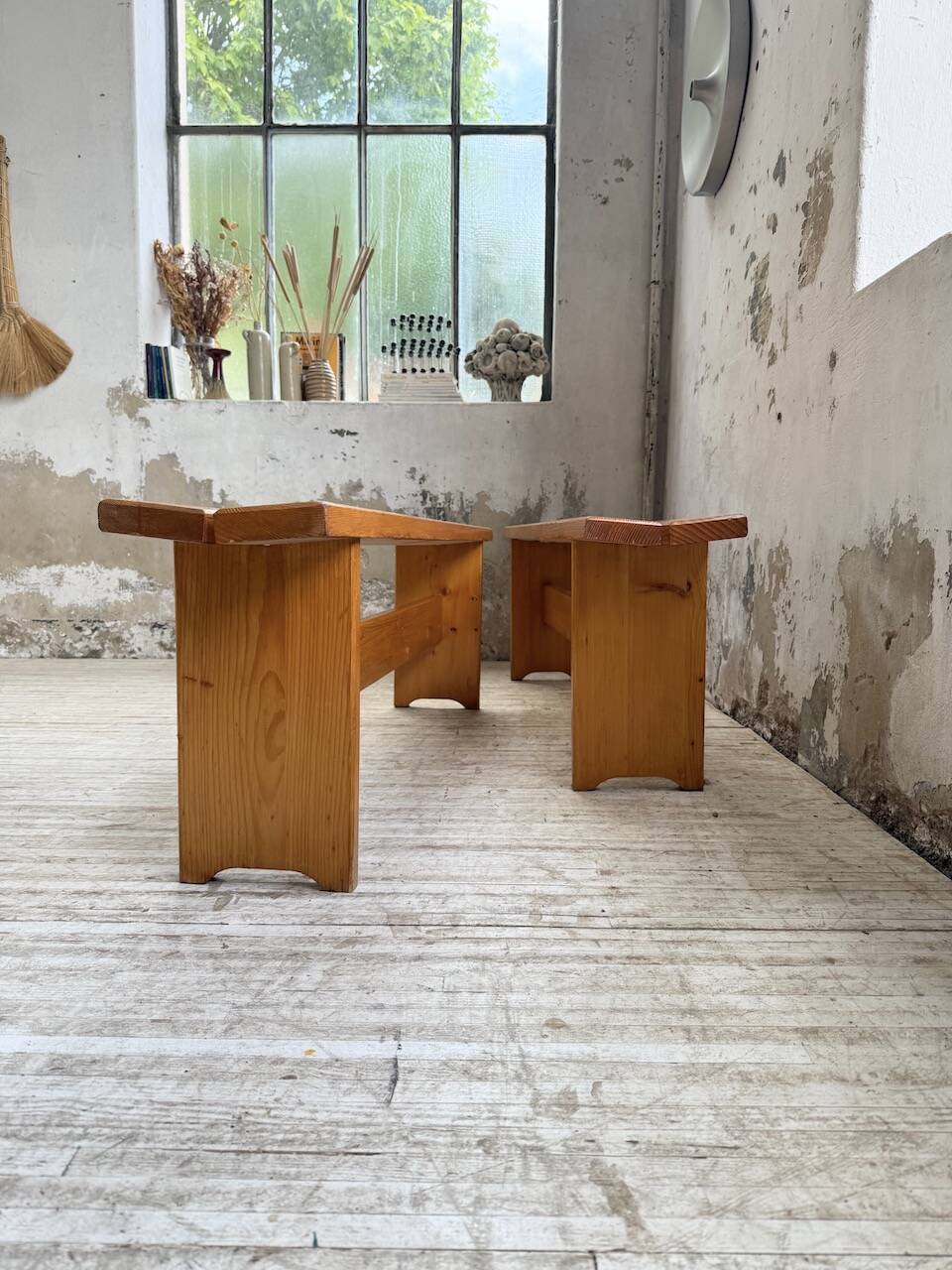 Paire de bancs en pin Charlotte Perriand Les arcs