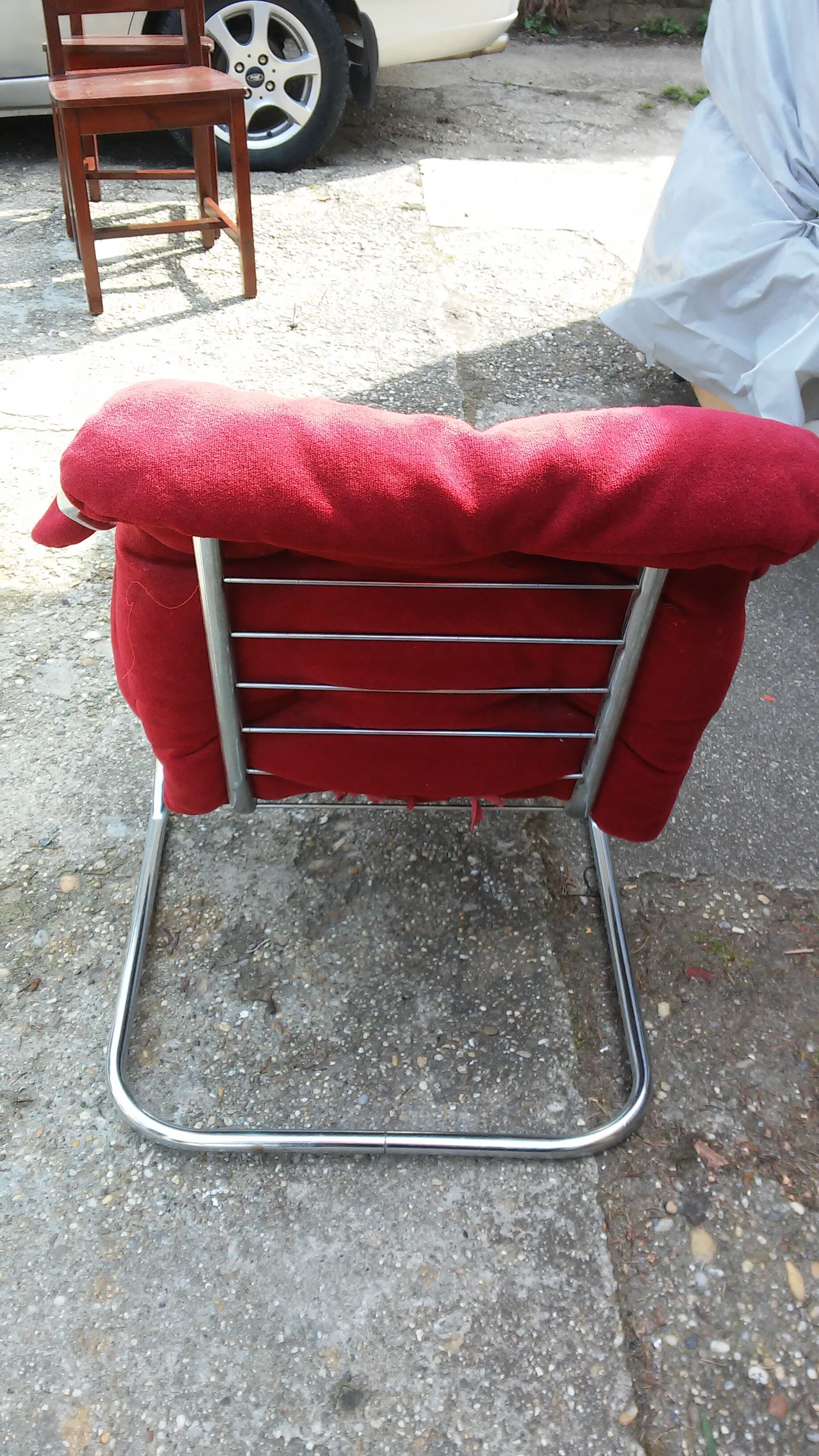 Fauteuil en tissu rouge avec pieds chromés