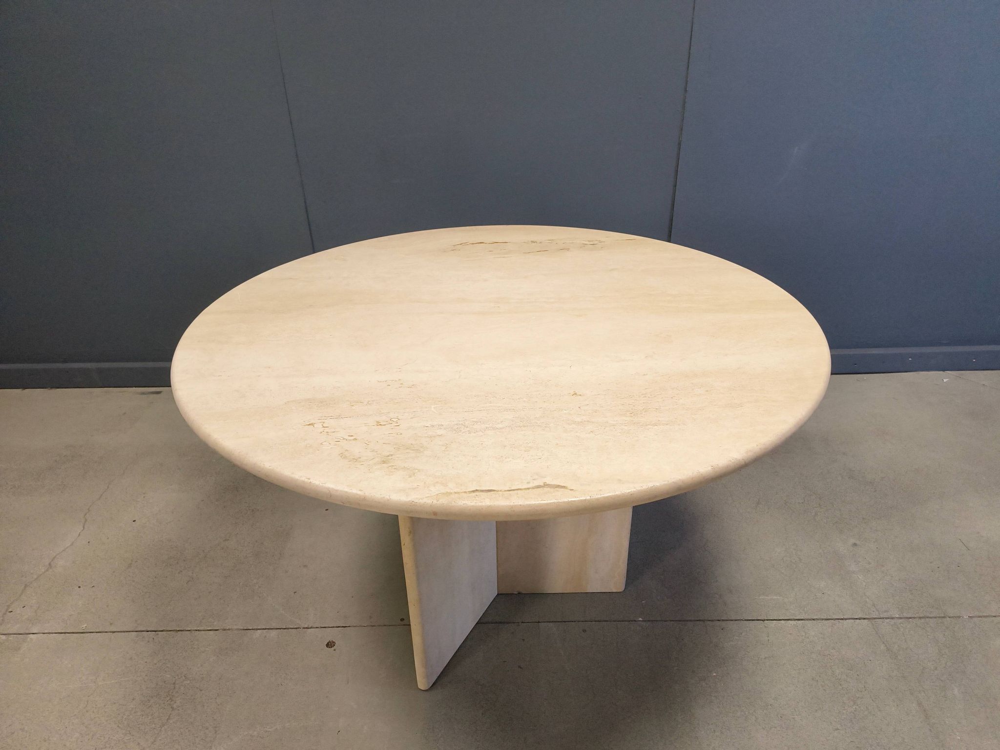 Table à manger ronde en travertin italien des années 1970