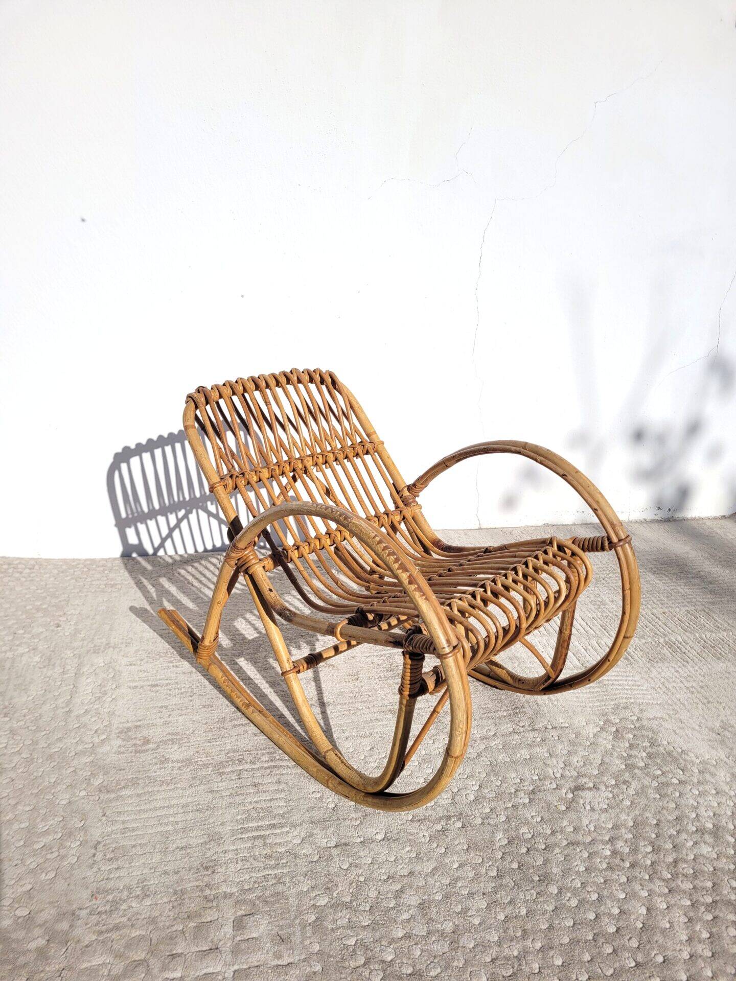 Fauteuil enfant à bascule en rotin 1960