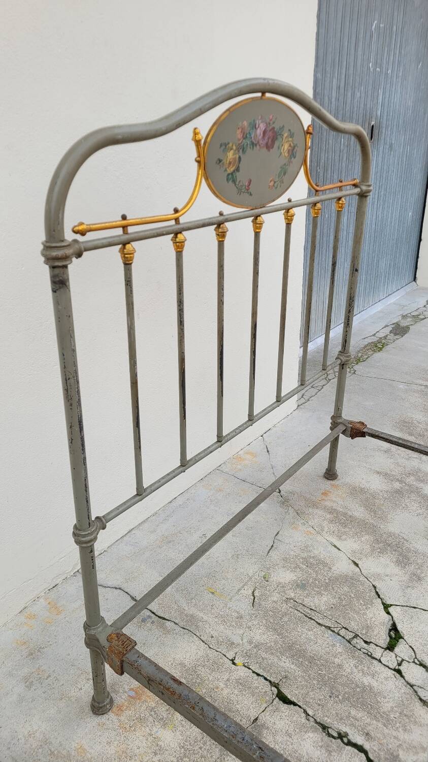Cast iron bed decorated with flowers from the 19th century
