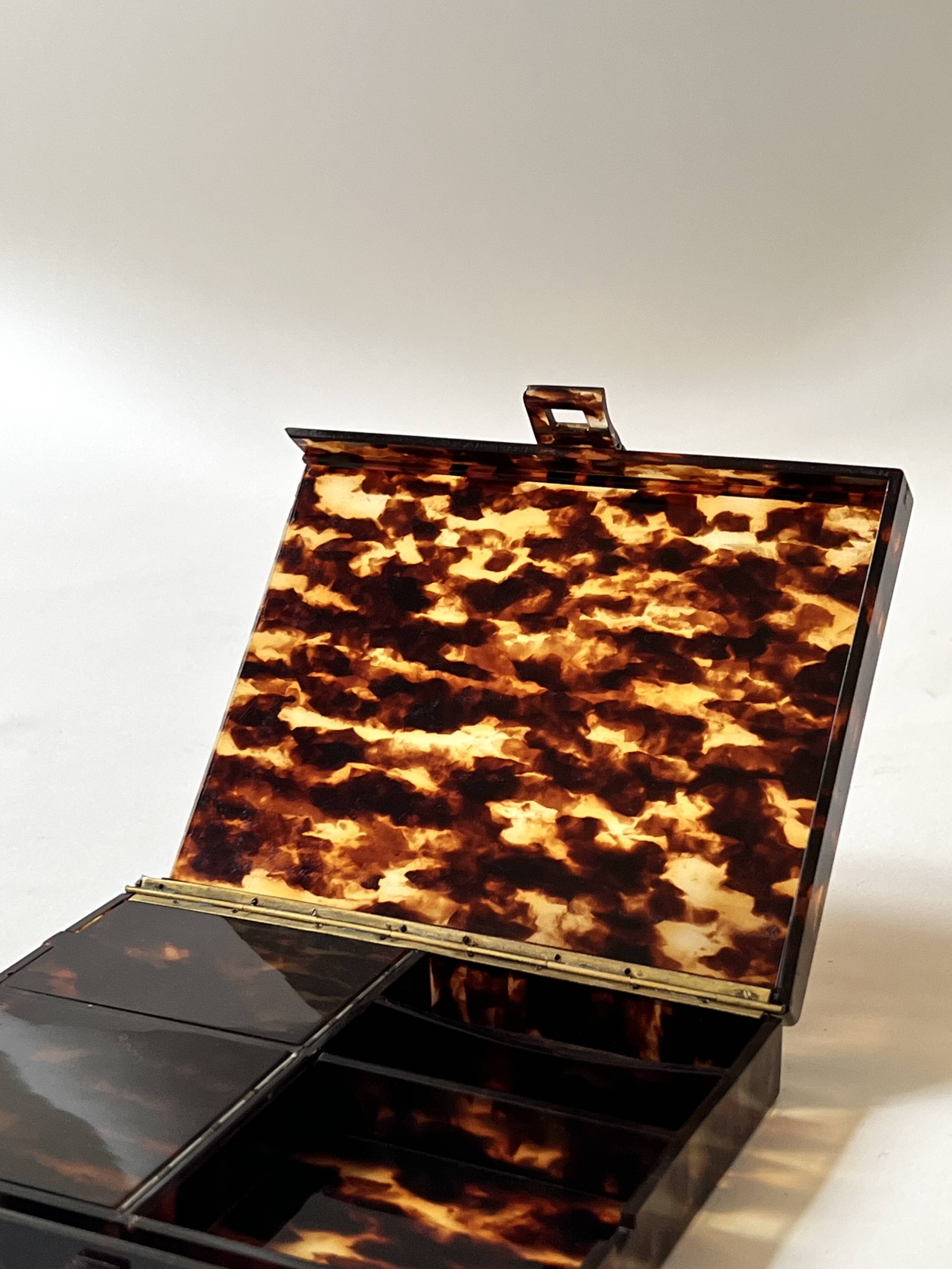 Tray - box with a lid in tortoiseshell plexiglass, 1970s design.