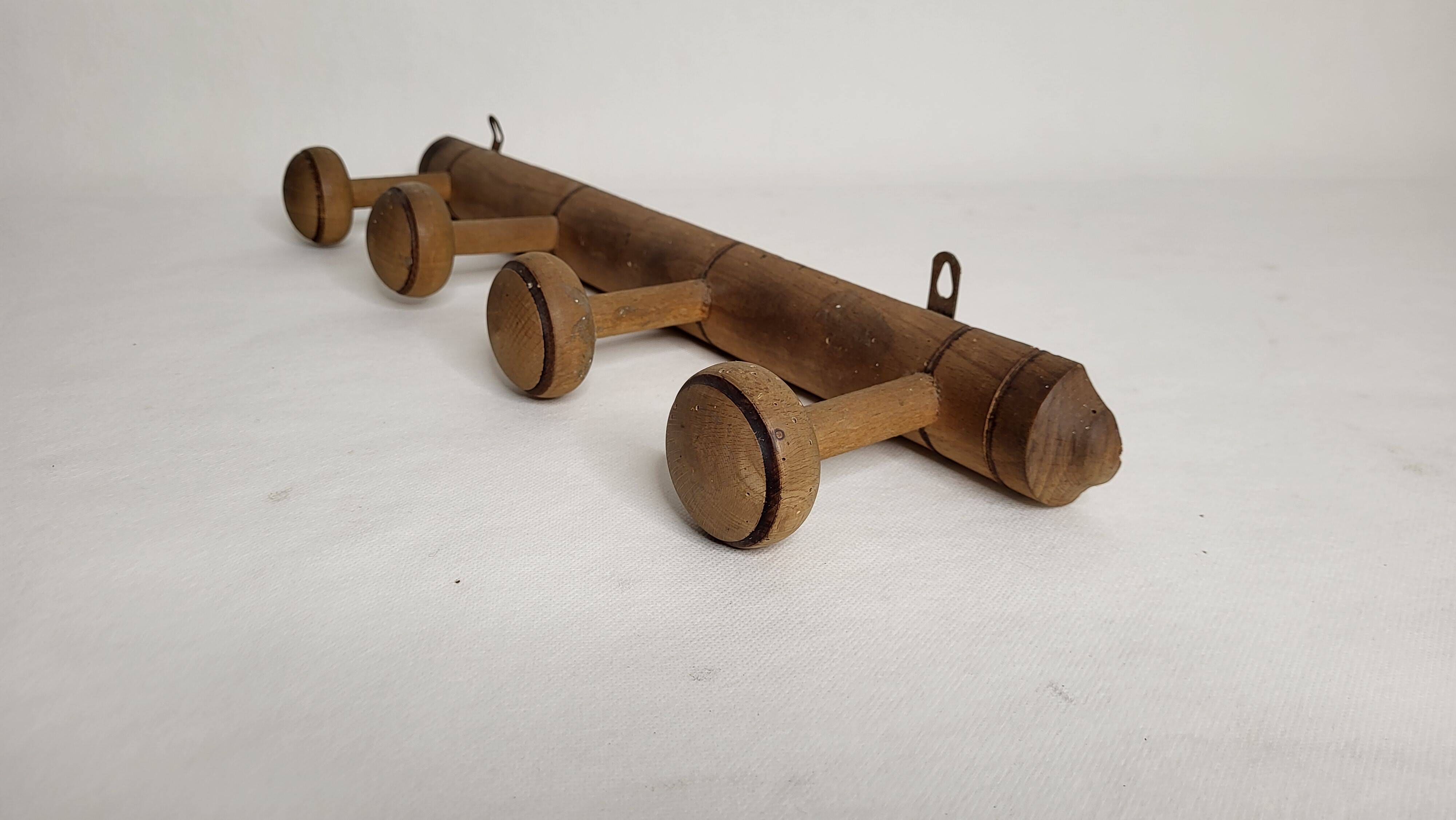 Coat rack with 4 wooden hooks