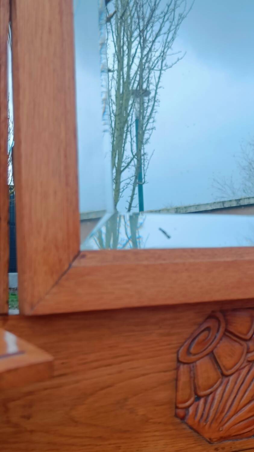 Art Deco hairdresser with bevelled mirror