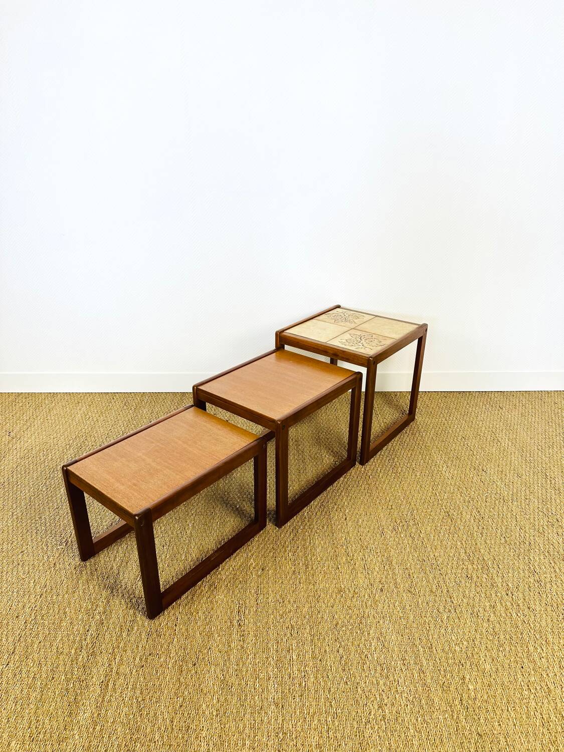 Nest of coffee tables in teak and ceramic