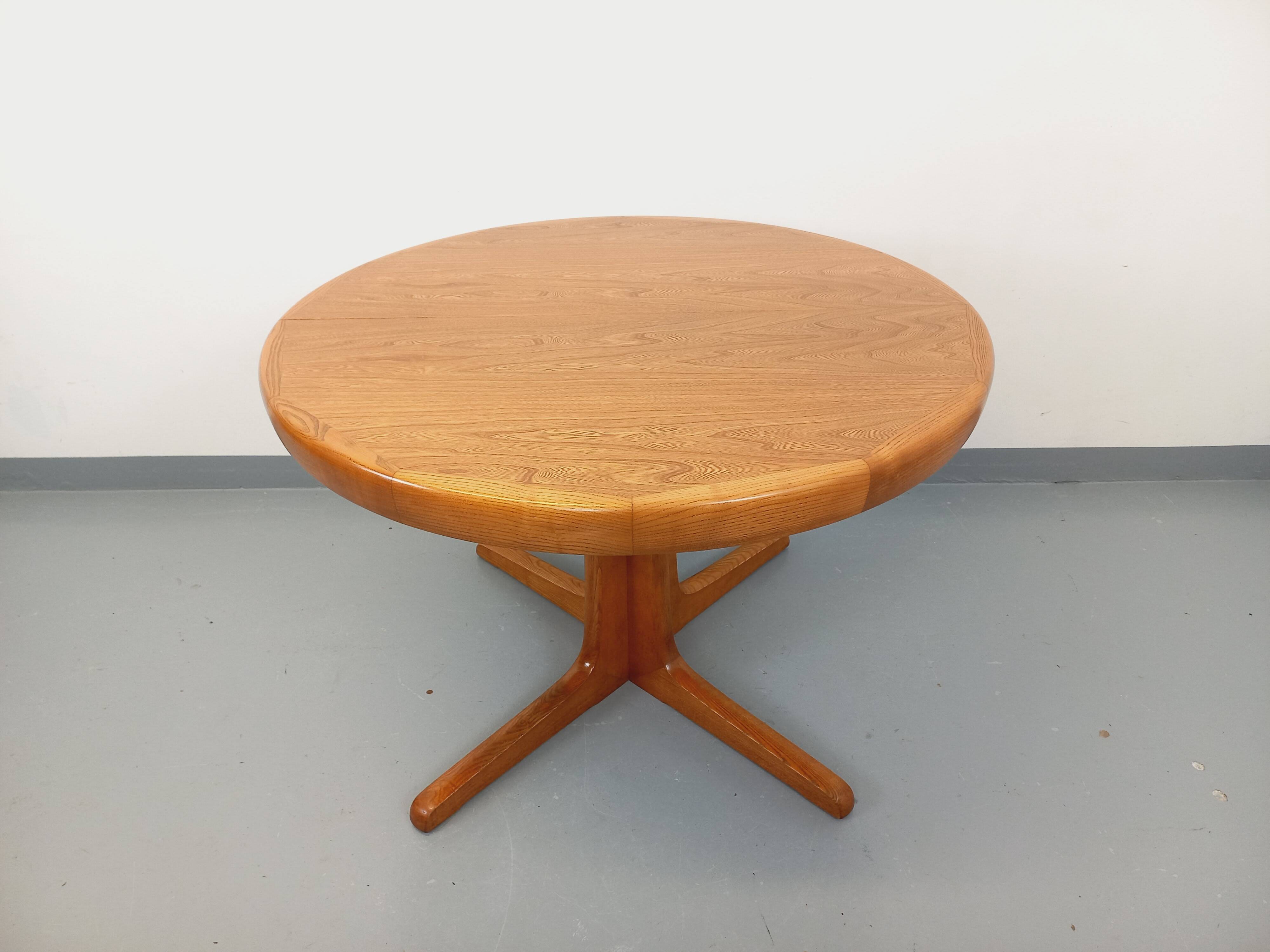Vintage round dining table in Scandinavian style from the 60s and 70s in elm.