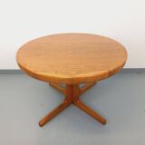 Vintage round dining table in Scandinavian style from the 60s and 70s in elm.