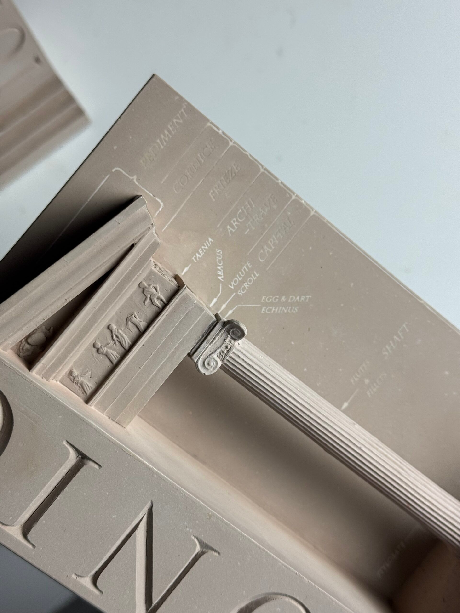Set of ionic bookends