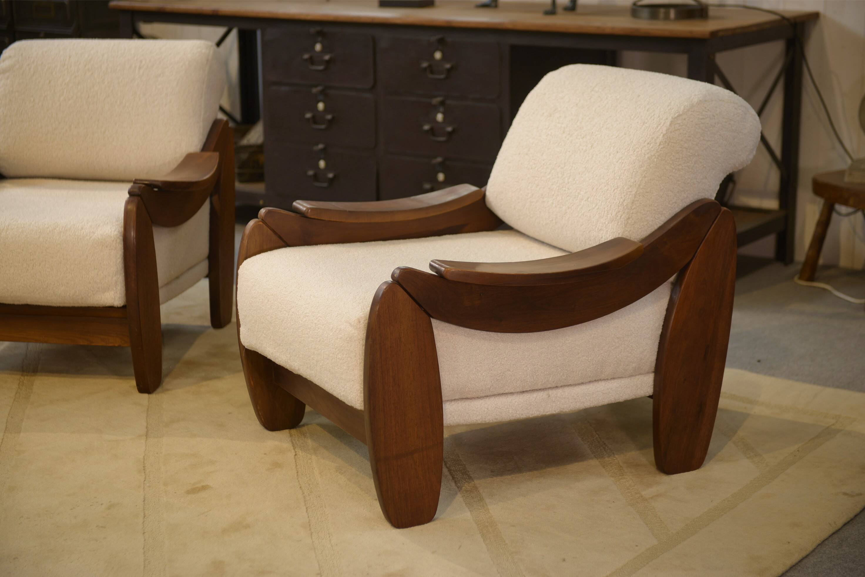 Brutalist pair of armchairs in mahogany and cream boucle 1970s.