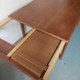 Extendable table in solid teak