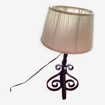 Wrought iron lamp from the 1950s with its lampshade.