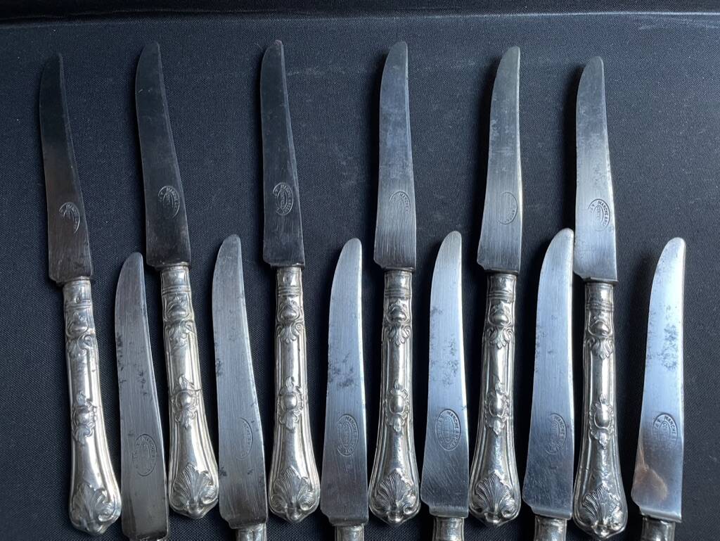 12 dessert knives (fruit) – Silver handle – Rocaille style