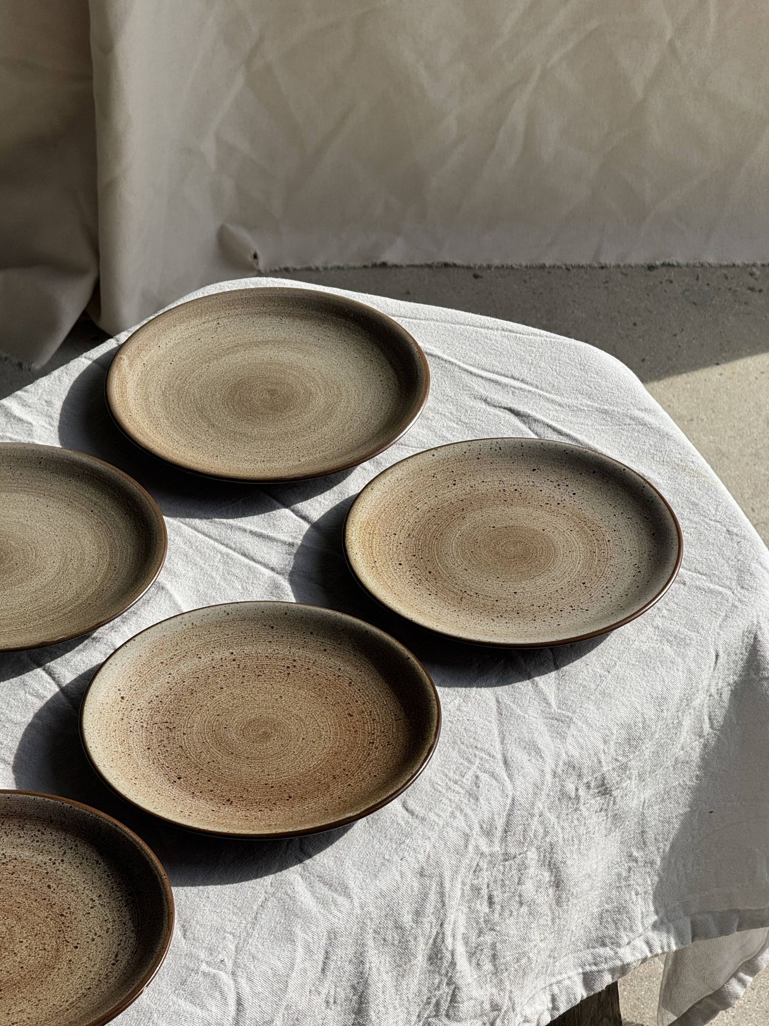 Lot de 6 assiettes à dessert vintage en grès brun