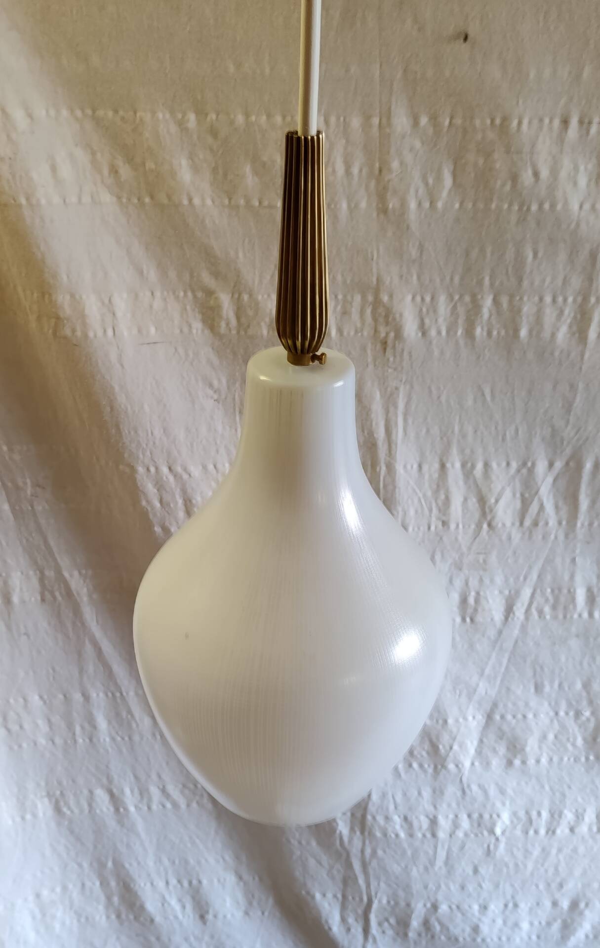 Scandinavian suspension design in white glass and brass - 1950s/60s