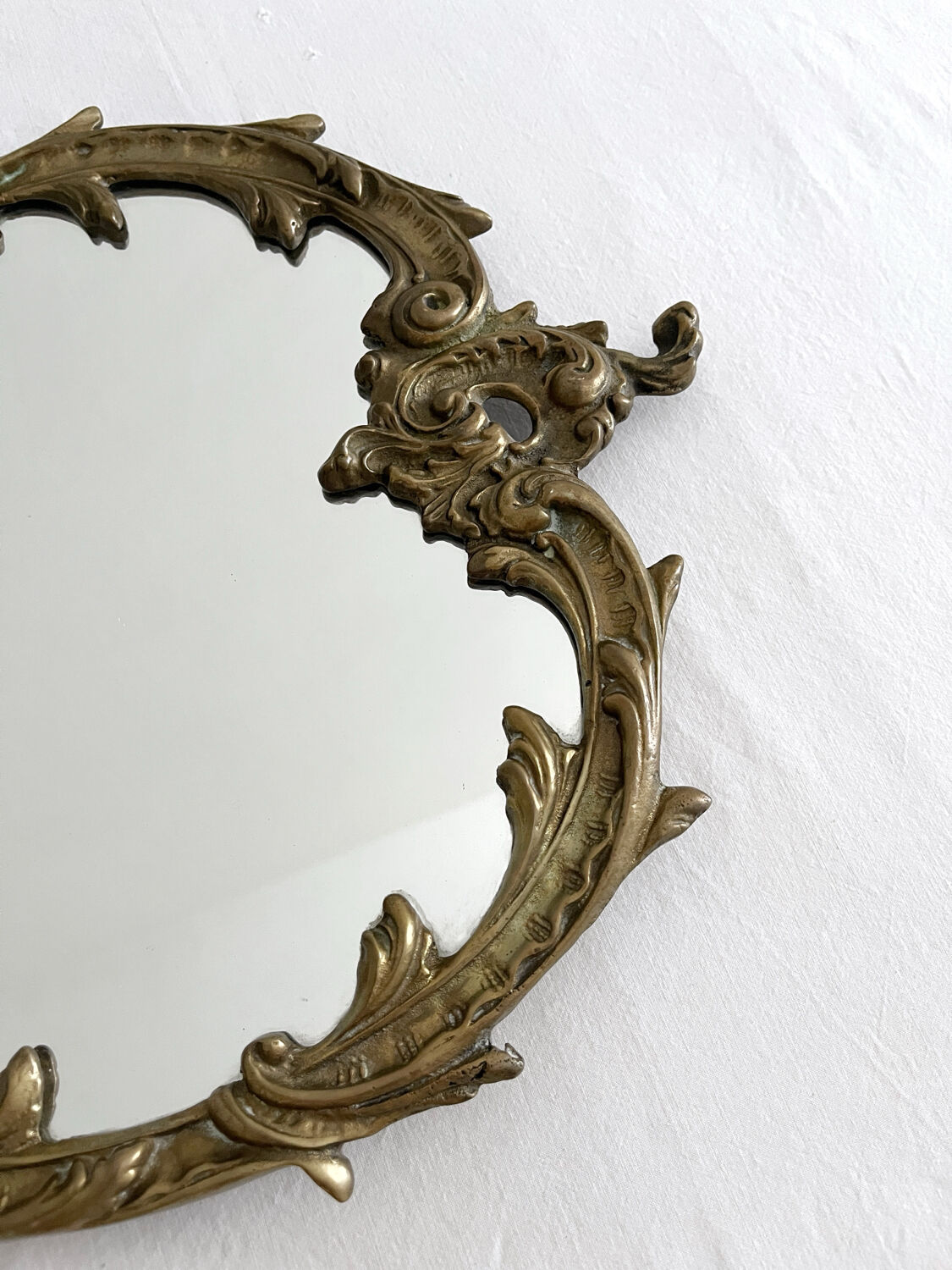Miroir classique rocaille en laiton doré vintage