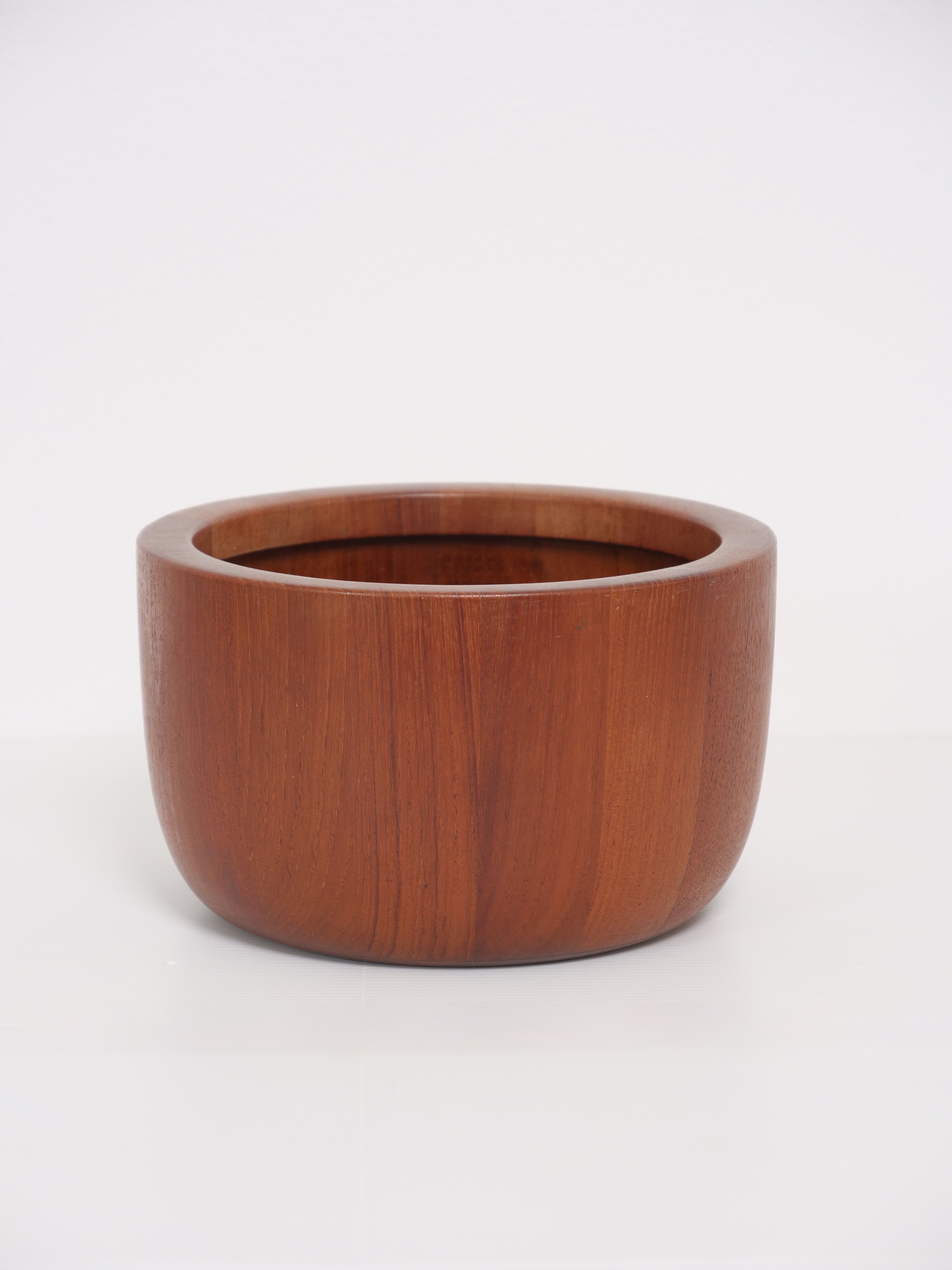 Scandinavian teak bowl by Richard Nissen Denmark