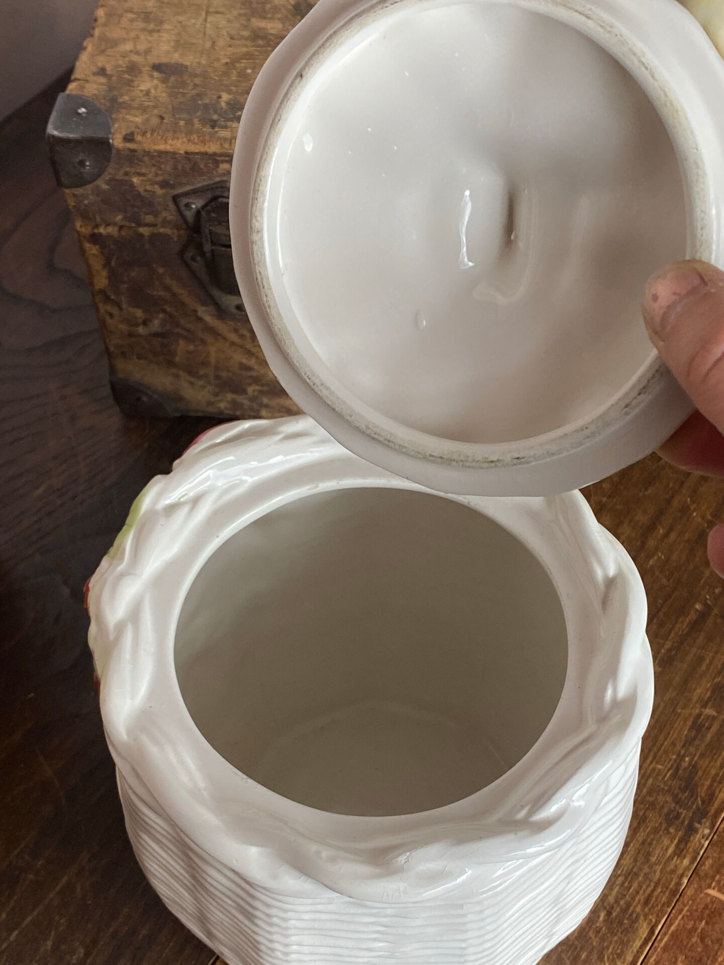 Bonbonnière in slipware