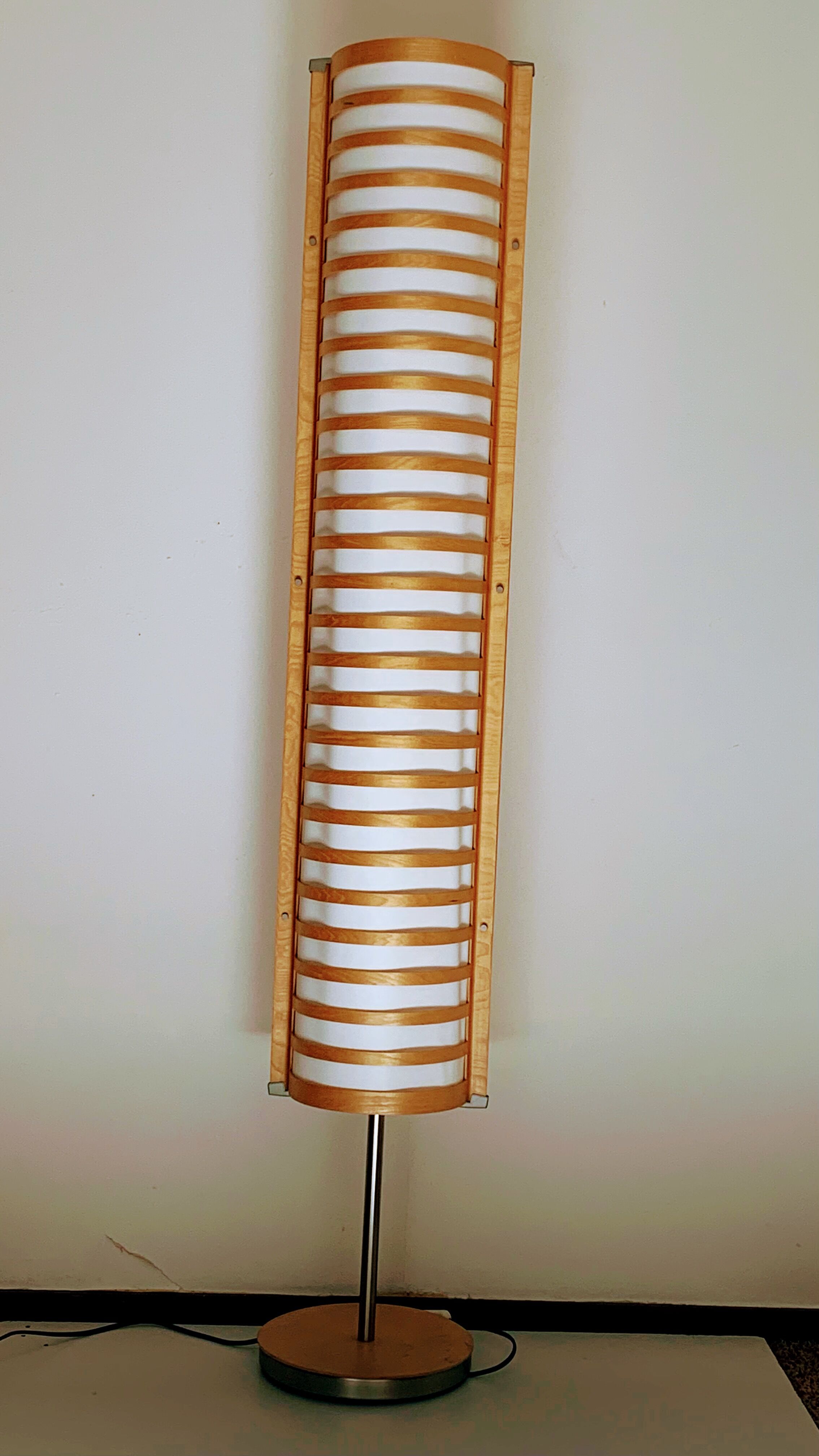 Lampadaire en bois de hêtre et textile Ikea Strimma