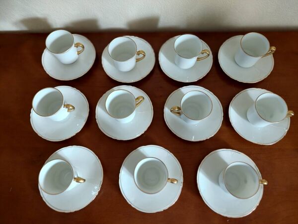 11 tasses et soucoupes Bernardaud Limoges blanches et dorées