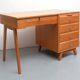 Bureau féminin des années 1950 en cendres