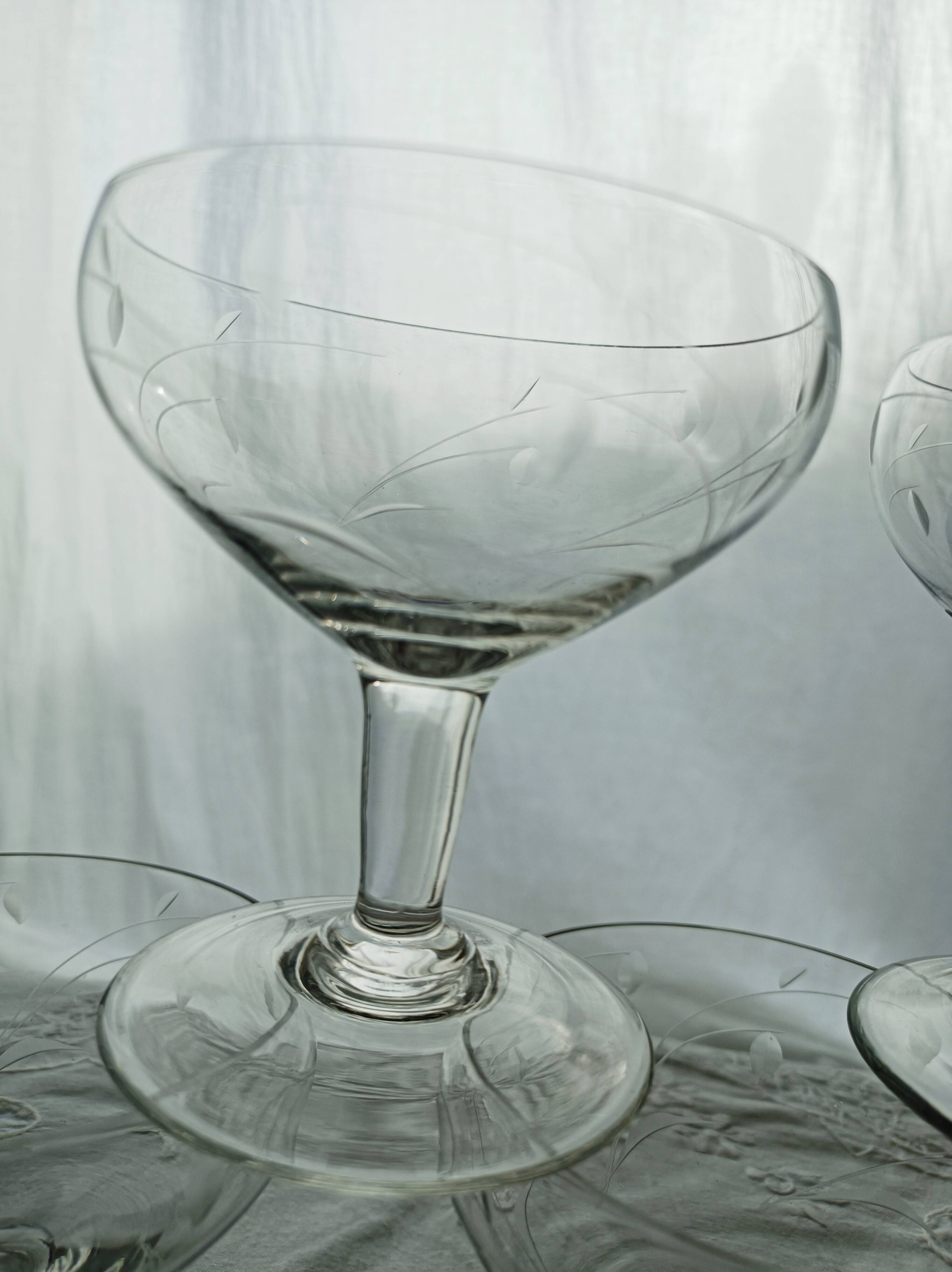 Lot de 5 coupes à champagne en verre gravé feuillage